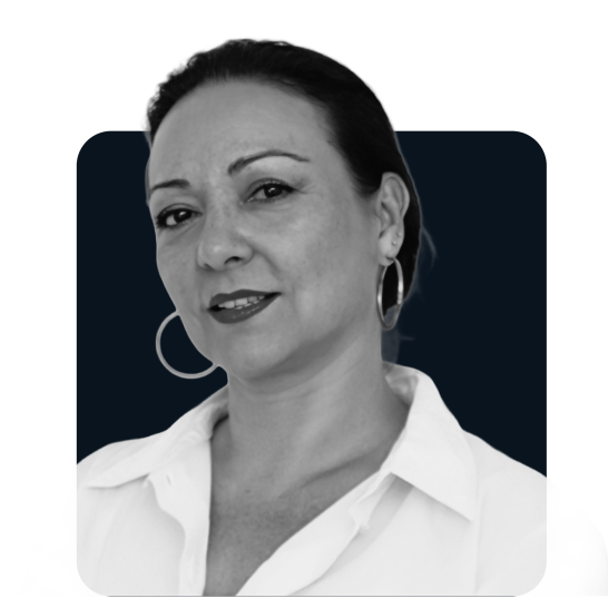 2 – CHRISTINA PLUQUET Portrait d'une femme souriante avec des boucles d'oreilles, portant une chemise blanche.